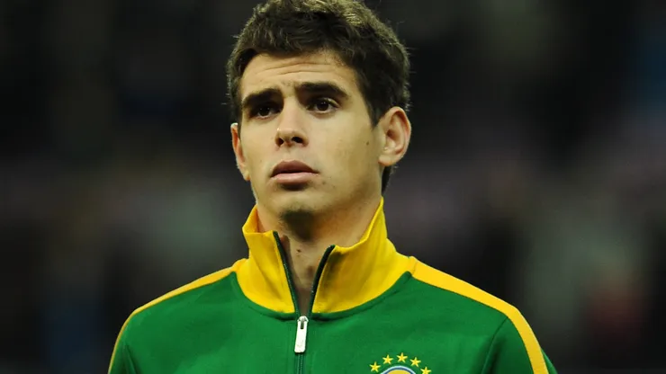 Oscar, ex jugador de fútbol, con la Selección de Brasil.