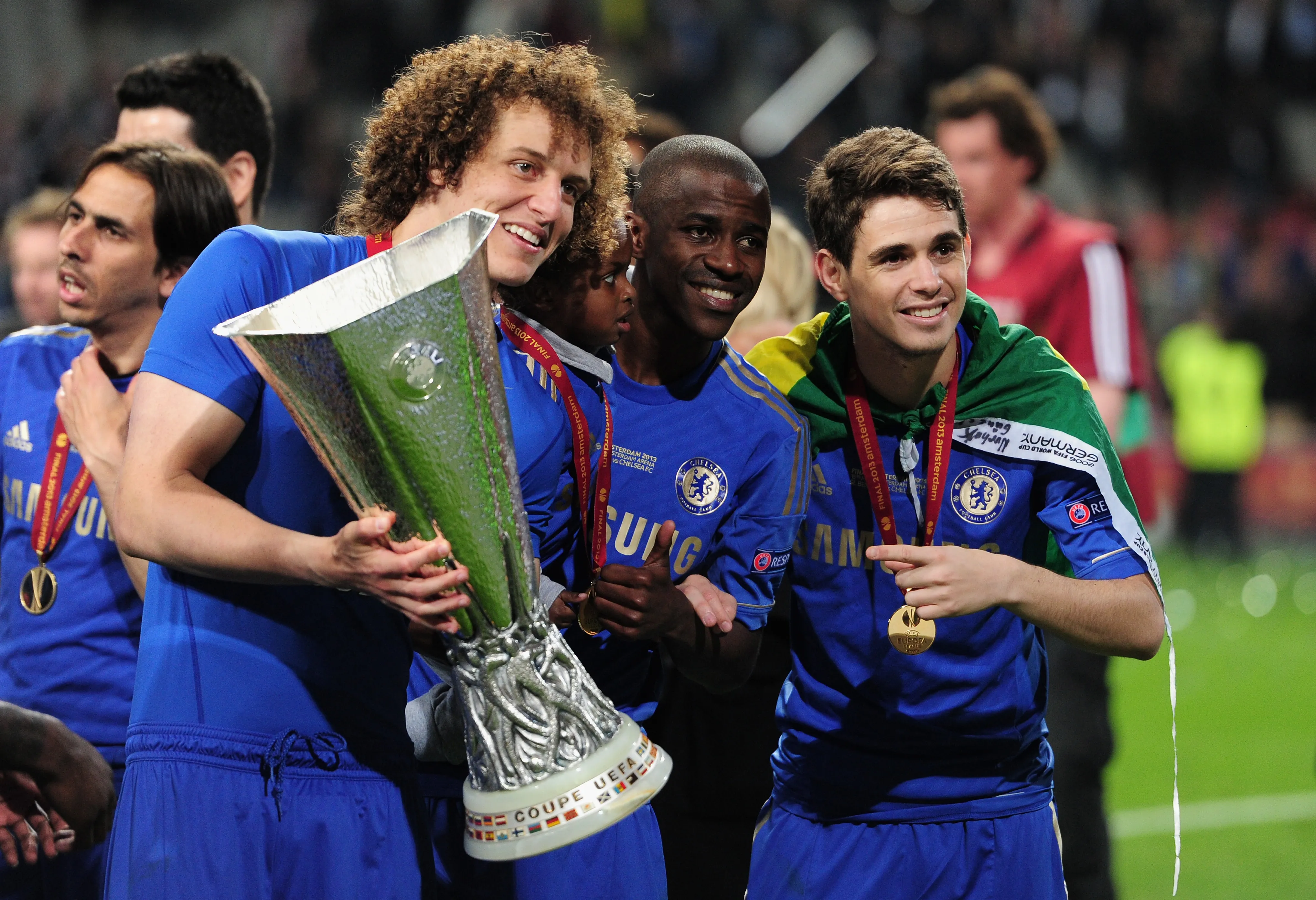 David Luiz, Ramires y Oscar, tras conquistar la UEFA Europa League en Chelsea. (Getty Images)