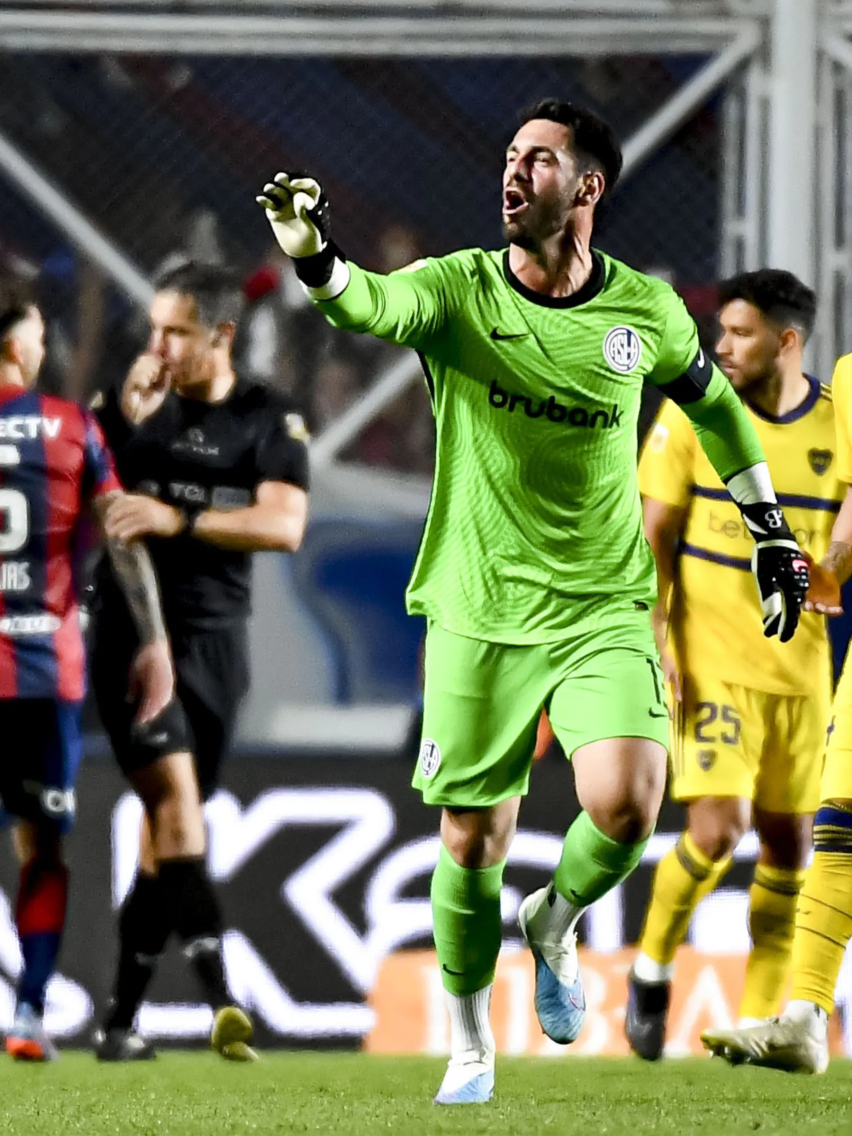 Augusto en el Nuevo Gasómetro, en un clásico frente a Boca. (Foto: Getty).