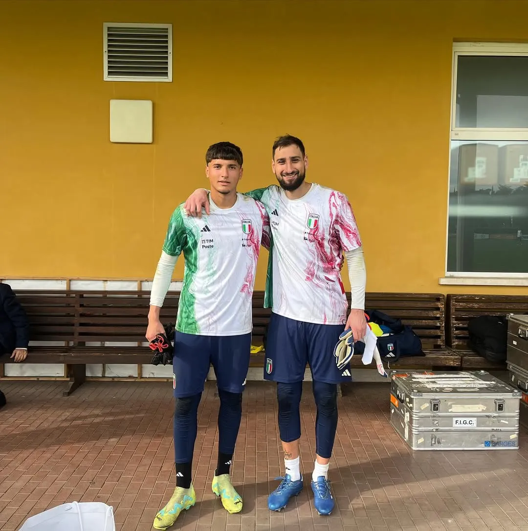 La postal para el recuerdo que se llevó Lucas López con Donnarumma tras ser citado por Italia (@lukaalopez_).