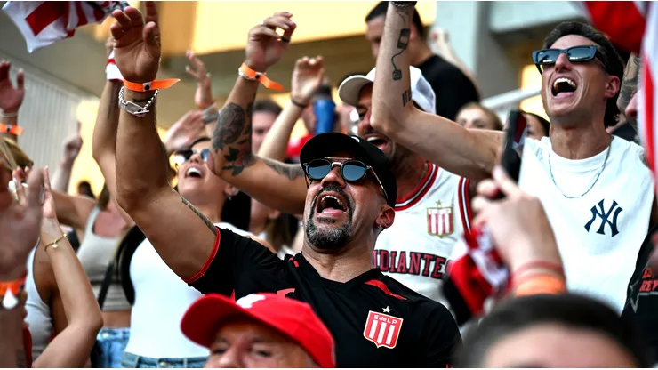 Juan Sebastián Verón, en el Madre de Ciudades junto a los hinchas.