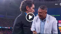 Eduardo Domínguez y un distante saludo con Chiqui Tapia.