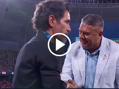 El distante saludo de Eduardo Domínguez con Chiqui Tapia