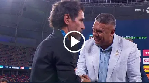 Eduardo Domínguez y un distante saludo con Chiqui Tapia.