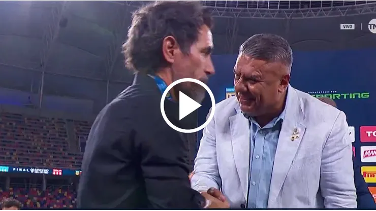 Eduardo Domínguez y un distante saludo con Chiqui Tapia.