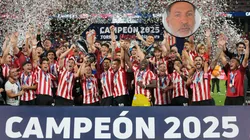 Estudiantes celebrando su título en Santiago del Estero.