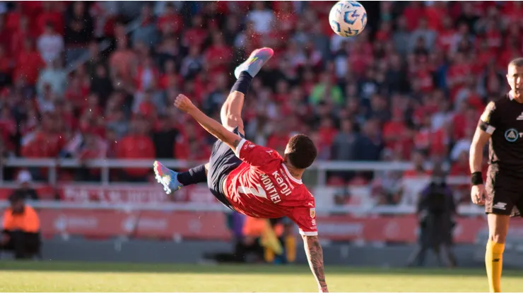 Santiago Montiel ganó el Premio Puskas 2025 por su golazo de chilena: la premonición viral de Independiente