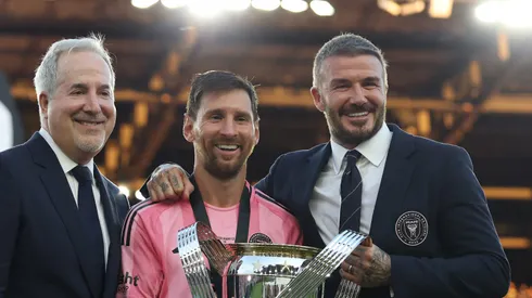 Messi luce el trofeo junto a Beckham y Jorge Mas.