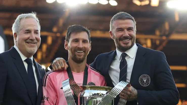 Messi luce el trofeo junto a Beckham y Jorge Mas.