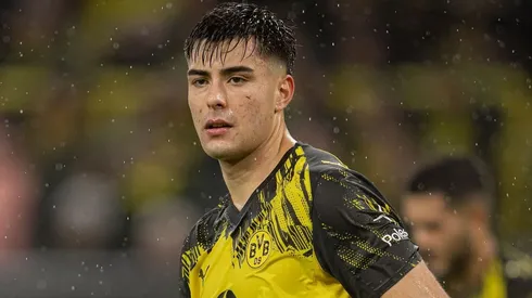 Aaron Anselmino durante su paso por Borussia Dortmund.
