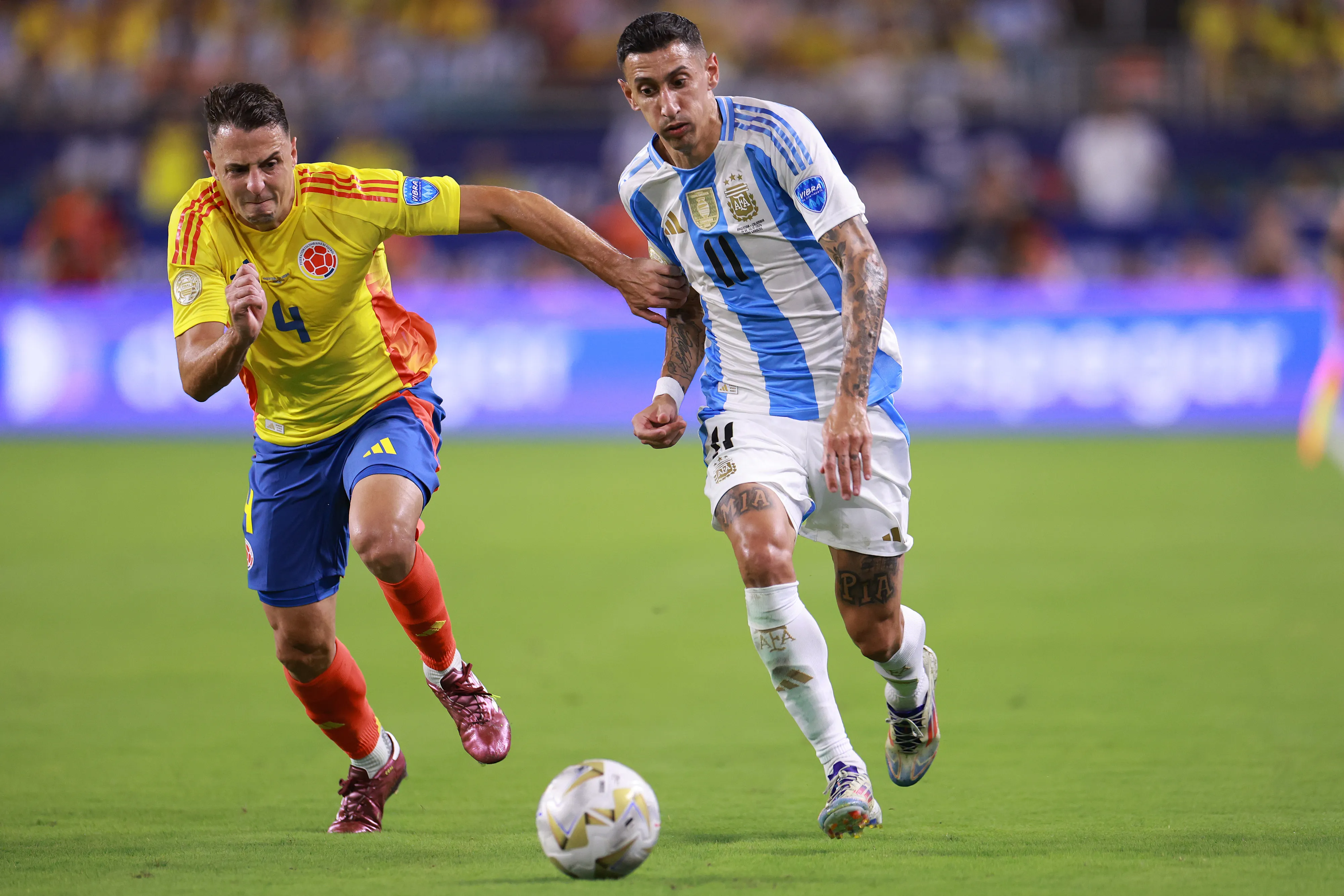 Santiago Arias marcando a Ángel Di María en la final de la Copa América 2024.