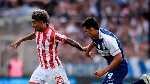Renzo Giampaoli enfrentando a Estudiantes con Gimnasia.