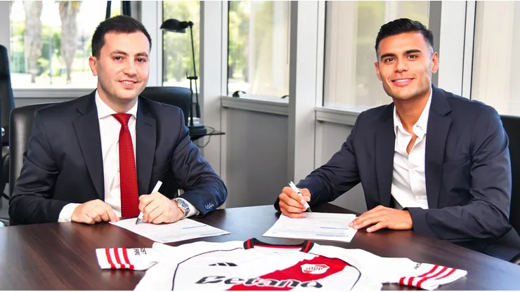 Fausto Vera puso la firma como jugador de River junto a Stefano Di Carlo.