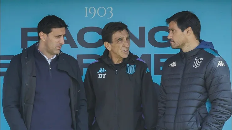 Diego Milito, Gustavo Costas y Sebastián Saja durante la práctica del plantel.