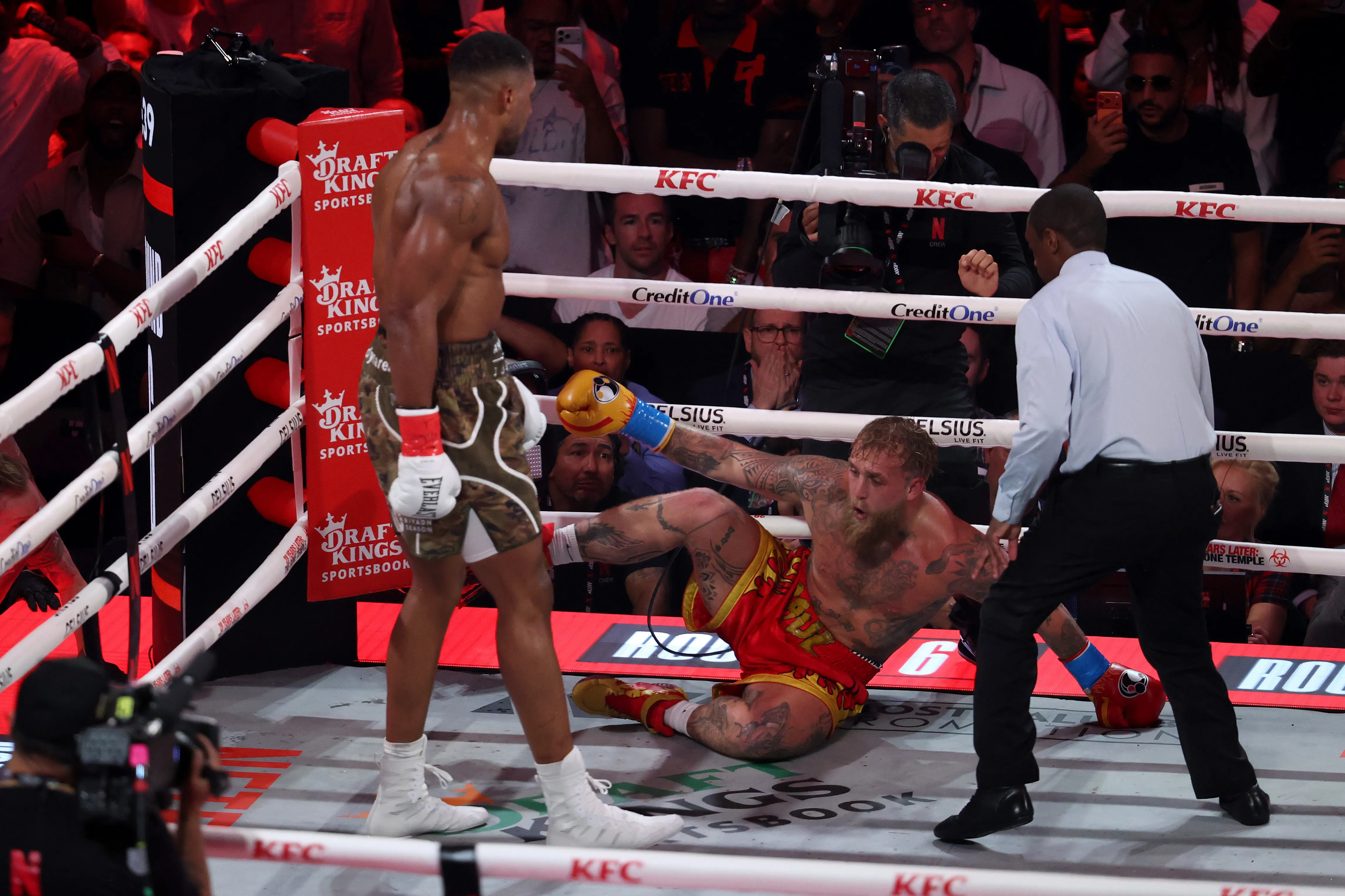 Un Anthony Joshua lejos de su prime fue demasiado rival para Jake Paul. (Getty).