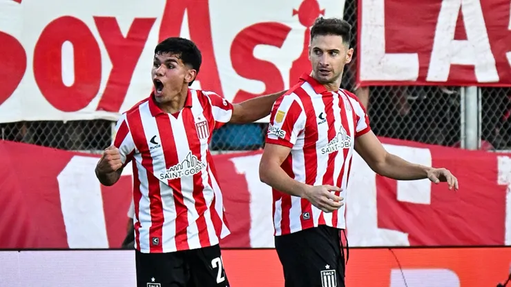 Alario festeja su segundo gol ante Platense.