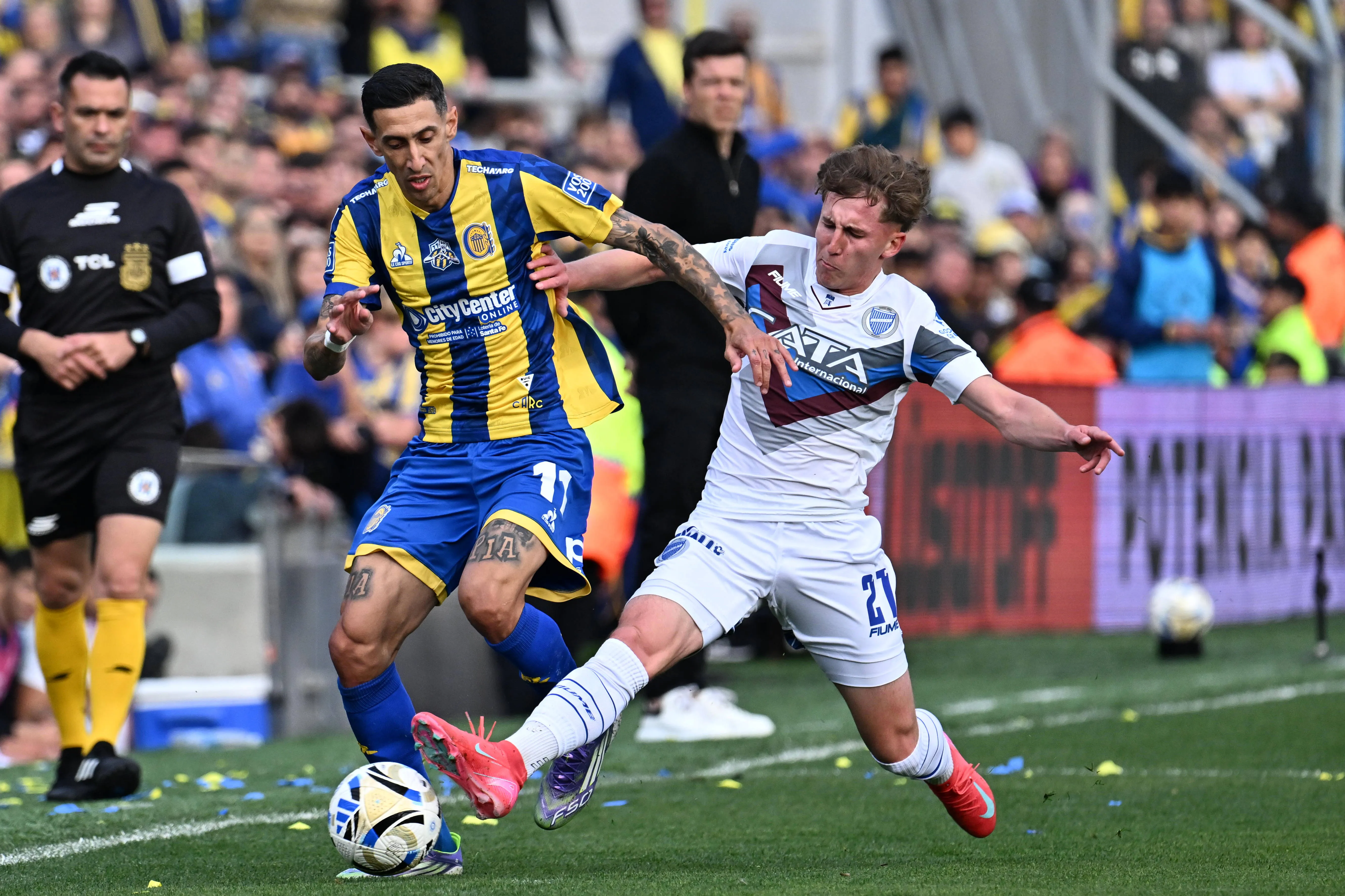 Santino Andino marca a Ángel Di María. (Foto: Getty).