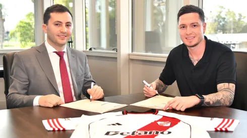 Aníbal Moreno firmó su contrato con River junto a Stefano Di Carlo.