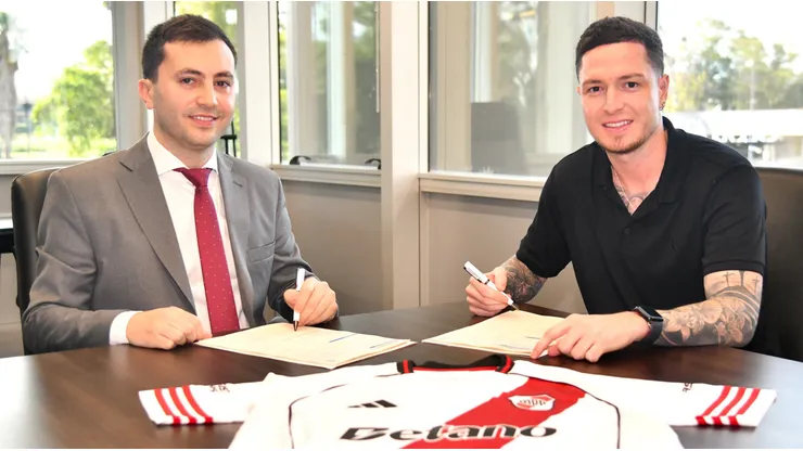 Aníbal Moreno firmó su contrato con River junto a Stefano Di Carlo.