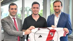 Aníbal Moreno posa junto a la camiseta de River, tras firmar contrato hasta 2029.