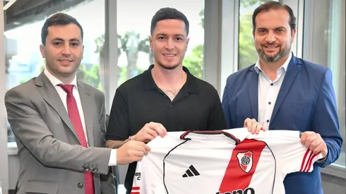 Aníbal Moreno posa junto a la camiseta de River, tras firmar contrato hasta 2029.