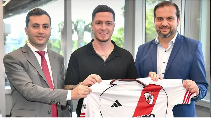 Aníbal Moreno posa junto a la camiseta de River, tras firmar contrato hasta 2029.