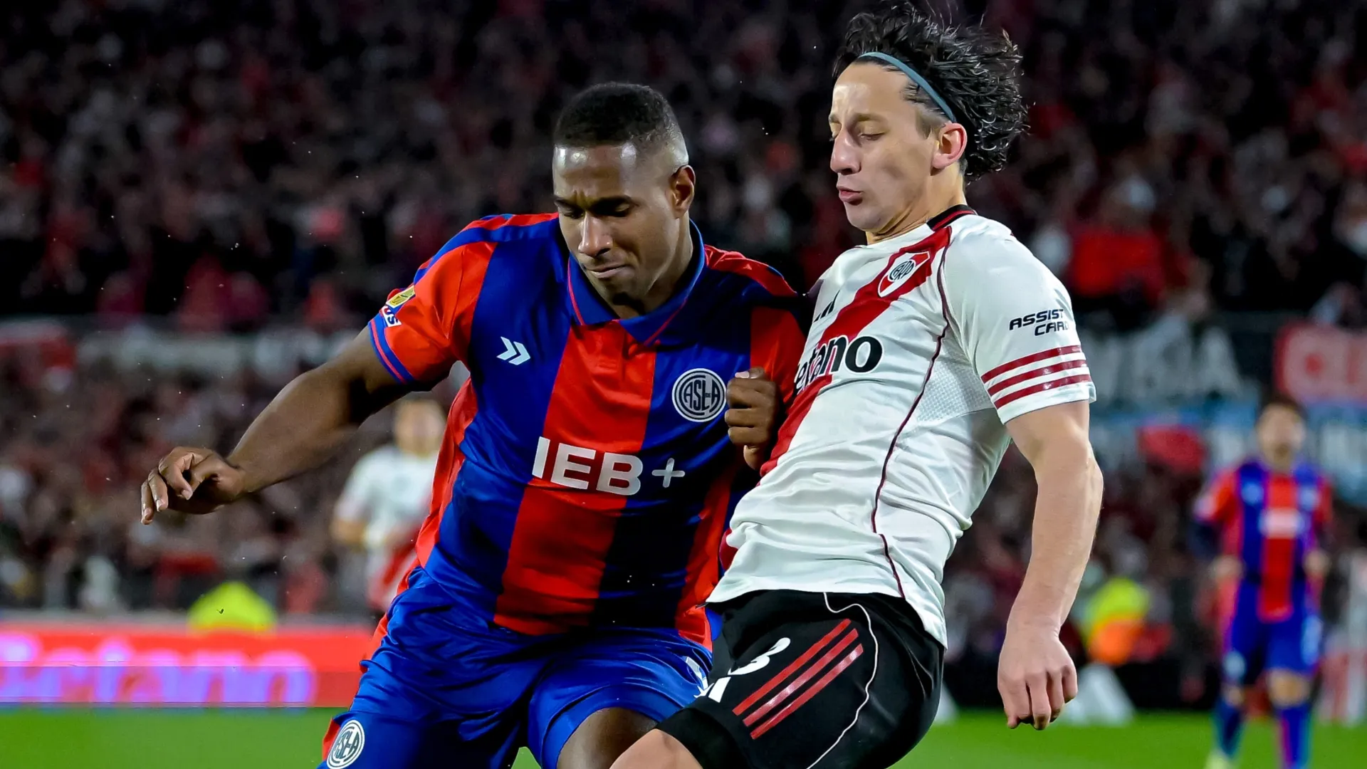 Jhohan Romaña ante Matías Galarza Fonda. (Foto: Getty).