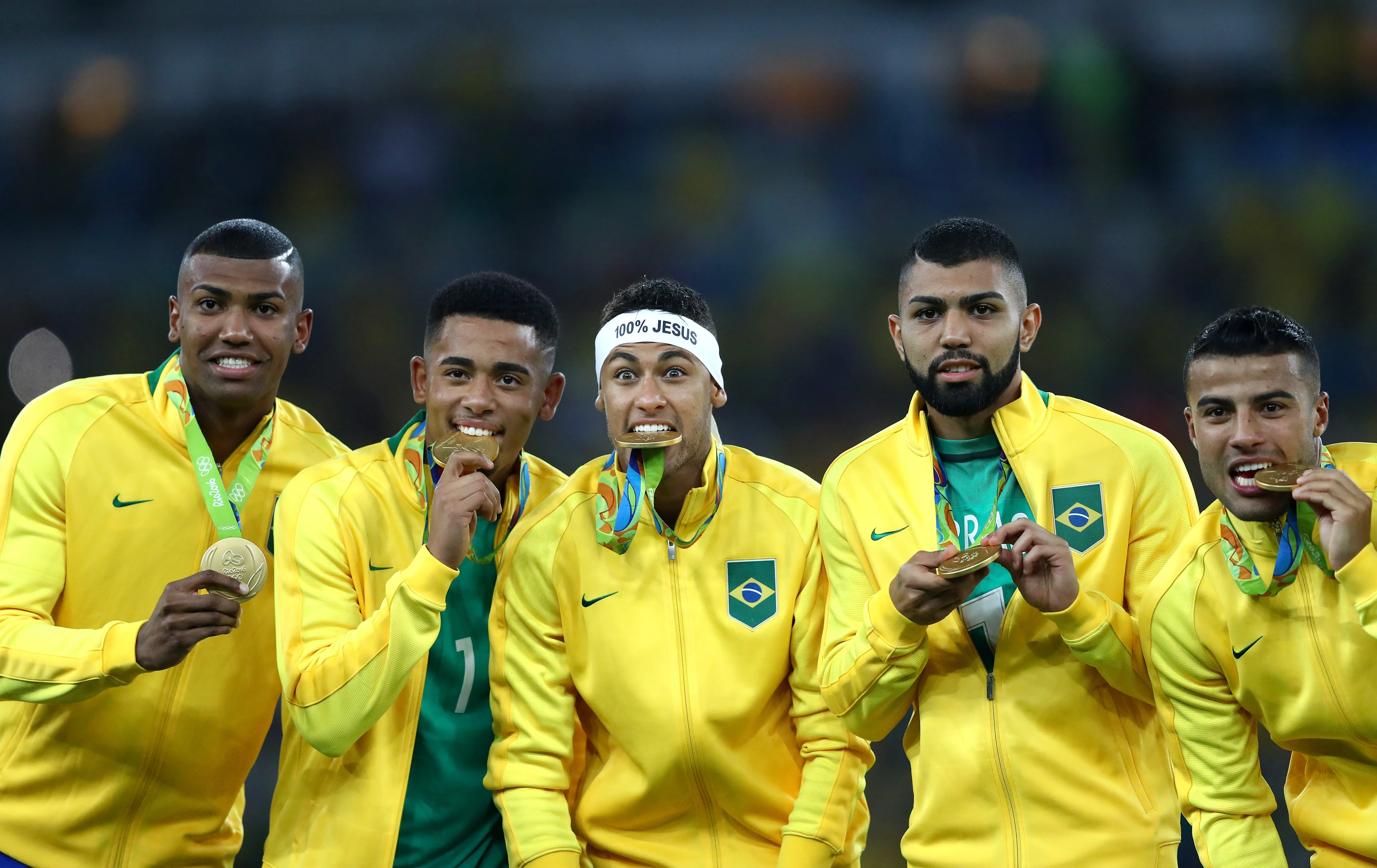 Walace, Gabriel Jesus, Neymar, Gabriel Barbosa y Rafinha, con la medalla de oro que ganó Brasil en los Juegos Olímpicos de Río de Janeiro 2016. (Getty Images)