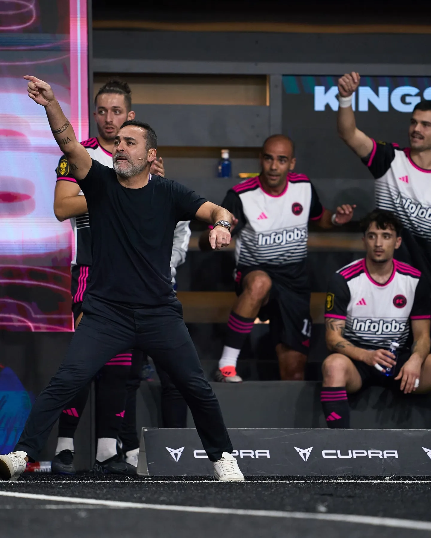 Posse dirigiendo al equipo del Kun Agüero. Foto Martín Posse.