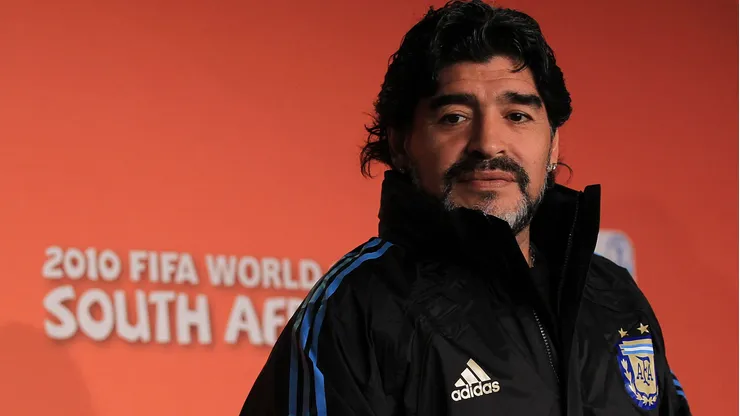 Dani Alves, de los mayores críticos de Diego Maradona, está estudiando para entrenador en la Escuela Menotti - Maradona.