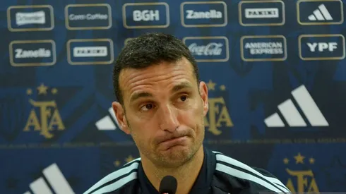 El DT se despide de un miembro de su cuerpo técnico.