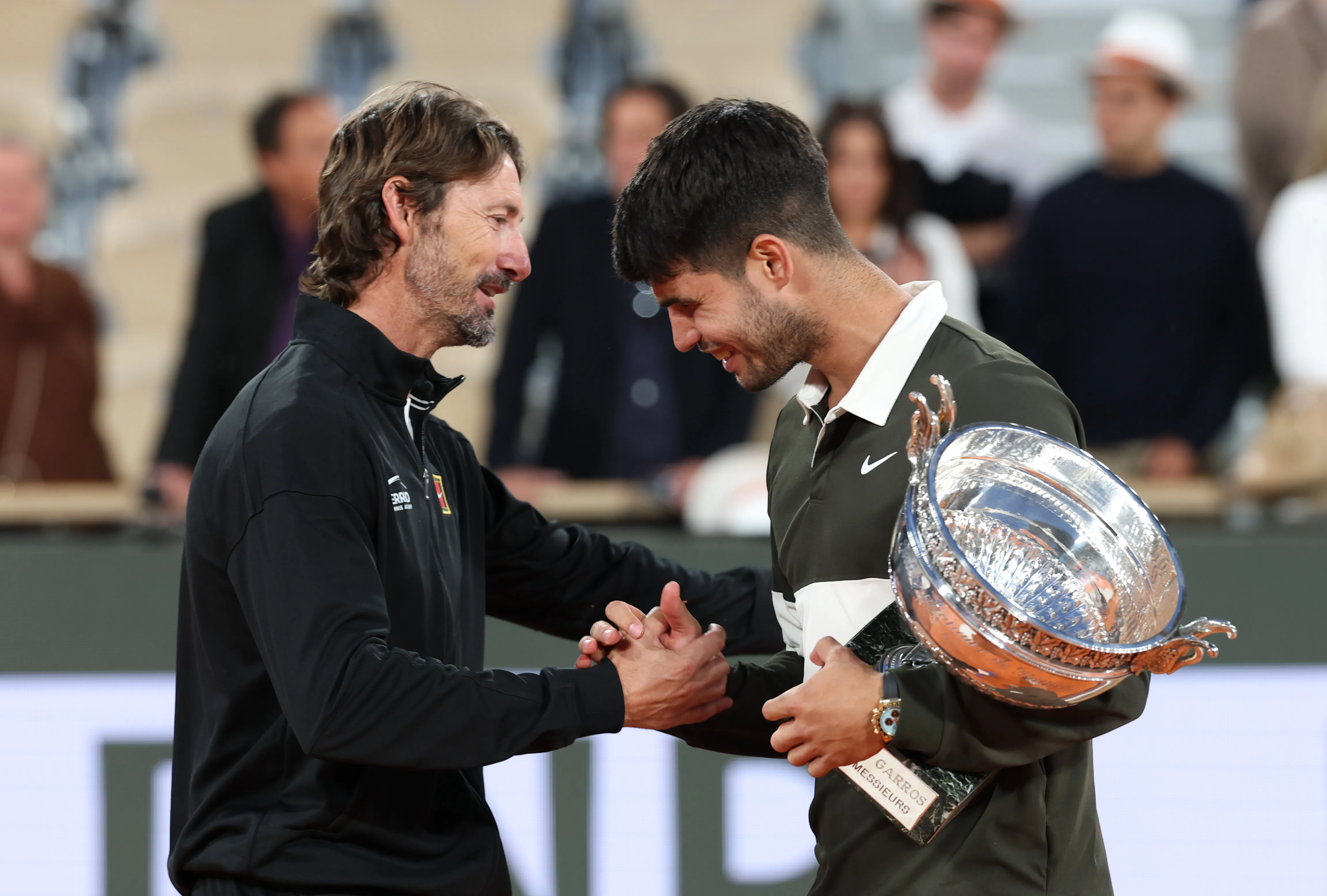 Ferrero y Alcaraz tras la histórica final de Roland Garros 2025. (Foto: Getty).