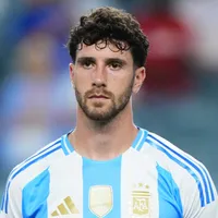 ¿De descartado a titular en el Mundial? Senesi pica en punta para ganarse un lugar en la Selección