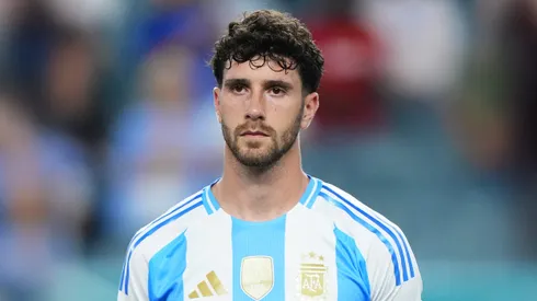 ¿De descartado a titular en el Mundial? Senesi pica en punta para ganarse un lugar en la Selección