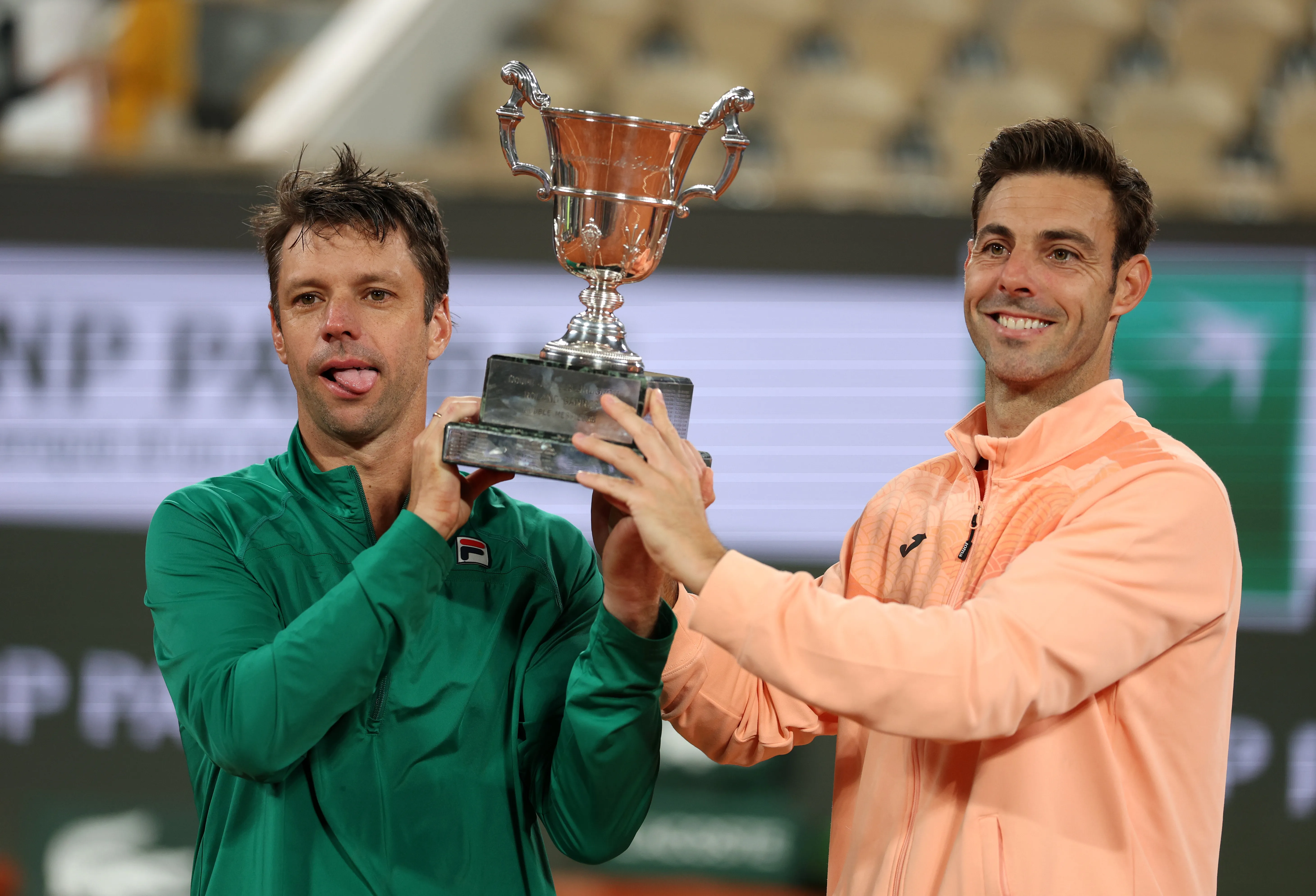 Horacio Zeballos y Marcel Granollers tras conquistar Roland Garros. (Foto: Getty)