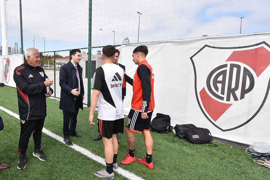 Gabriel Rodríguez (encargado del fútbol formativo), Stefano Di Carlo y Mariano Taratuty junto a los chicos en el predio de Cantilo. (Foto: Prensa River).