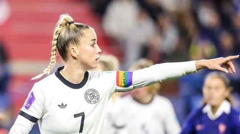 La jugadora de Bayern Munich y la Selección de Alemania tuvo que reponerse de dos duras lesiones de ligamentos.