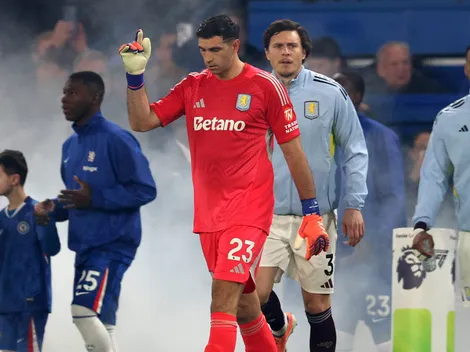 En Inglaterra destacan la labor del Dibu Martínez en la victoria del Aston Villa sobre Chelsea