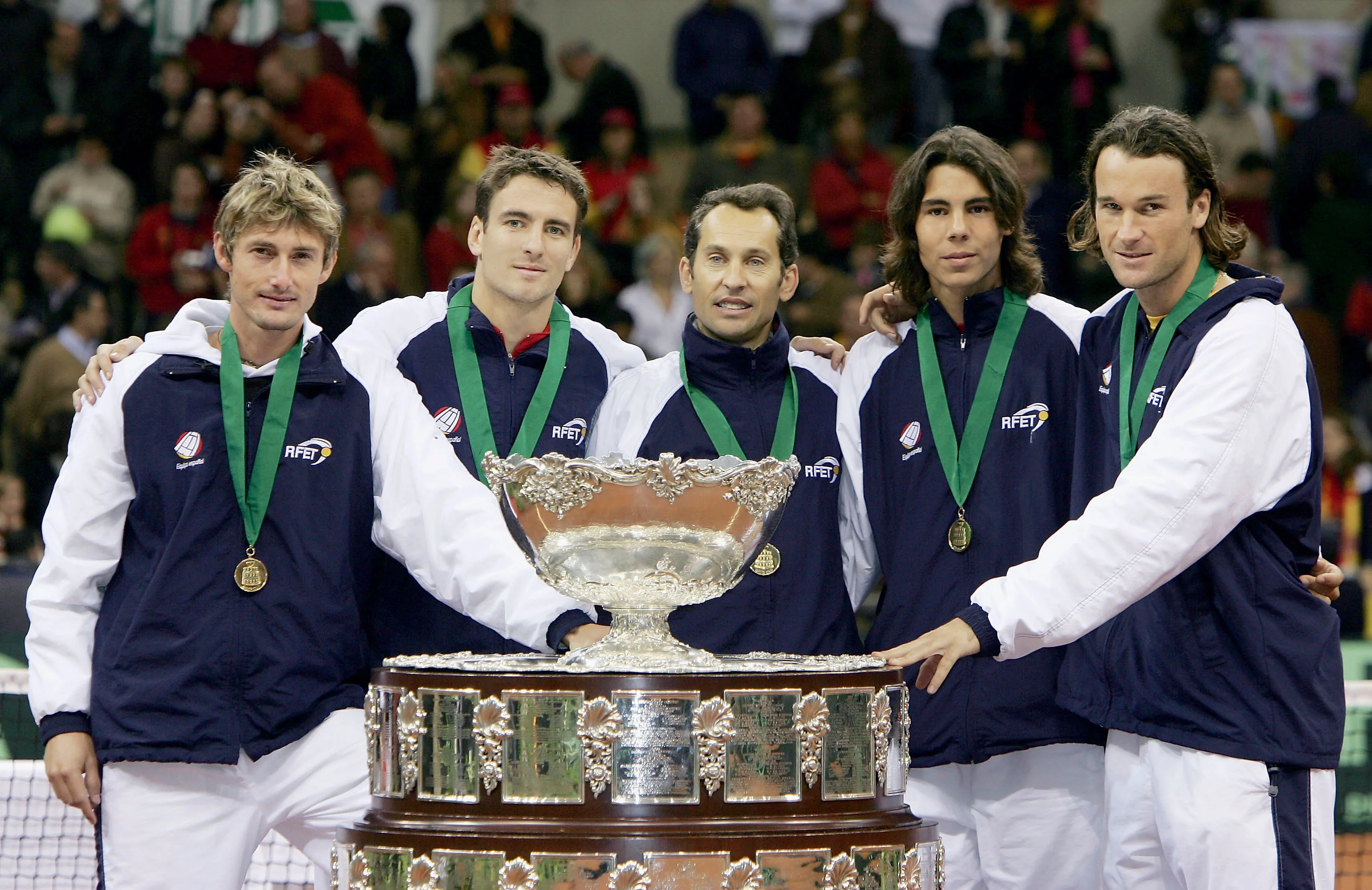 Juan Carlos Ferrero, Tommy Robredo, el capitán del equipo Jordi Arrese, Rafael Nadal y Carlos Moya tras ganar la Davis 2004. (Foto: Getty).