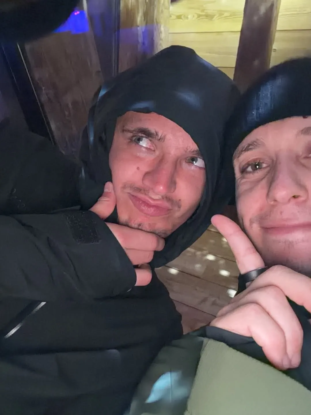 Sacha Fenestrez y Lando Norris disfrutan del receso automovilístico en los Alpes franceses (@sachafenestrez).