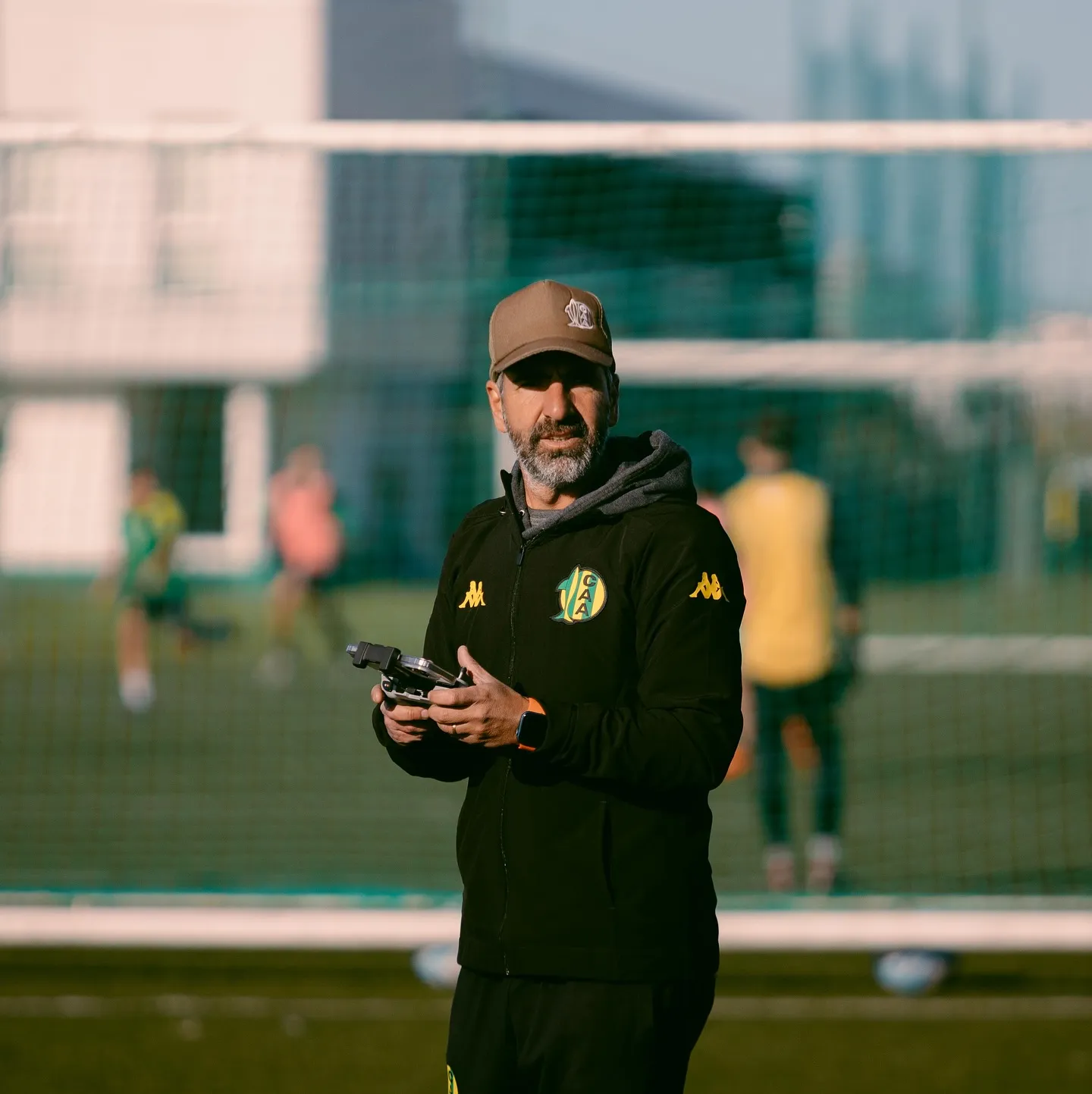Manejando el drone en Aldosivi. Foto Pipa Villar.