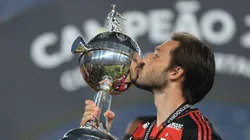 Matías Viña con la Copa Libertadores.