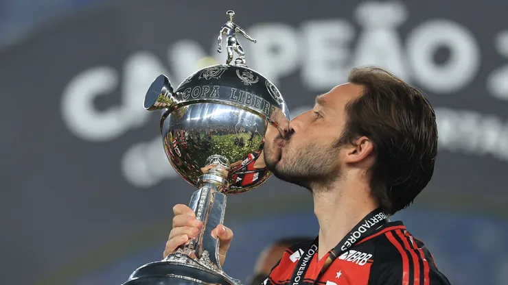 Matías Viña con la Copa Libertadores.