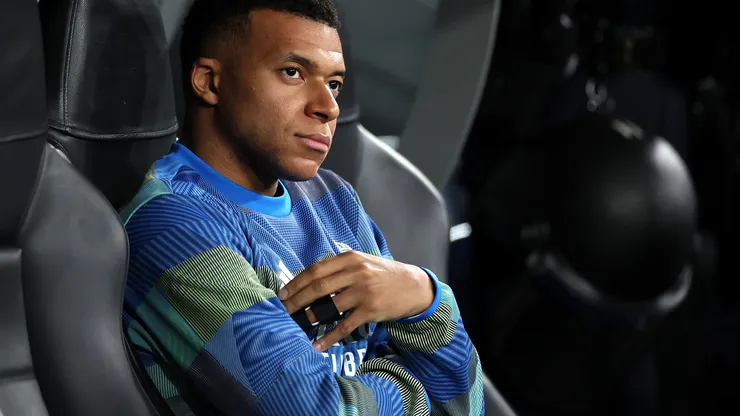 Kylian Mbappé tiene un esguince en los ligamentos de su rodilla, informó el Real Madrid
