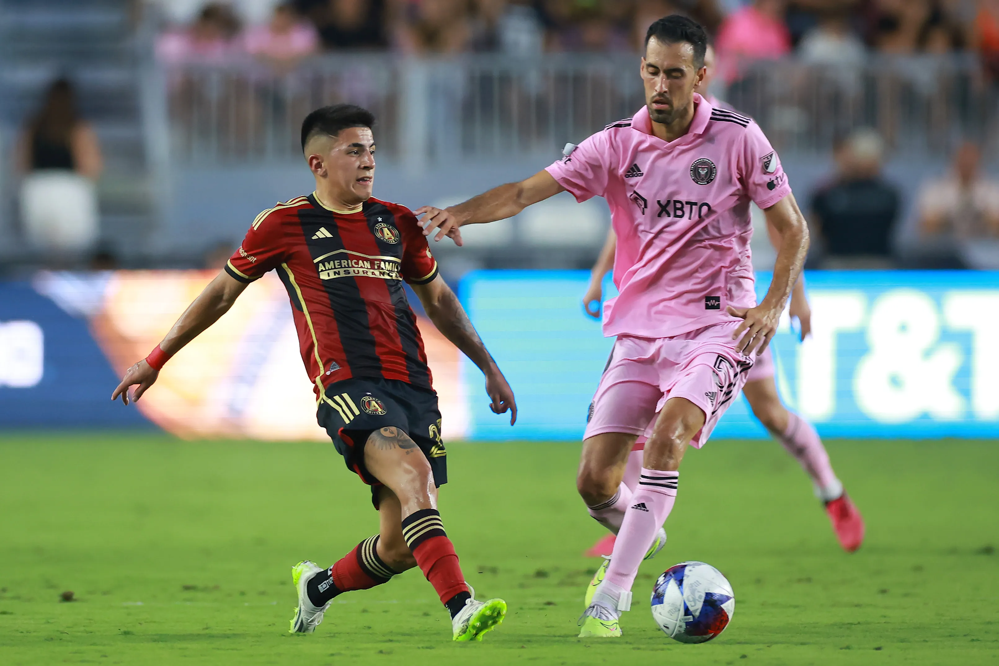 Thiago Almada y Sergio Busquets en un duelo entre Atlanta United e Inter Miami en 2023. (Getty Images)