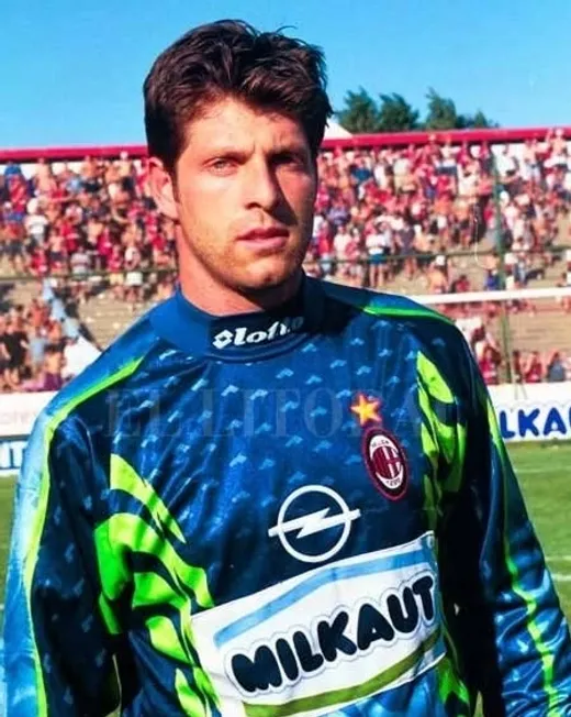 Con la camiseta del Milan, en el año 2000. Foto El Litoral.