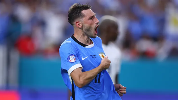Matías Viña con la camiseta de Uruguay