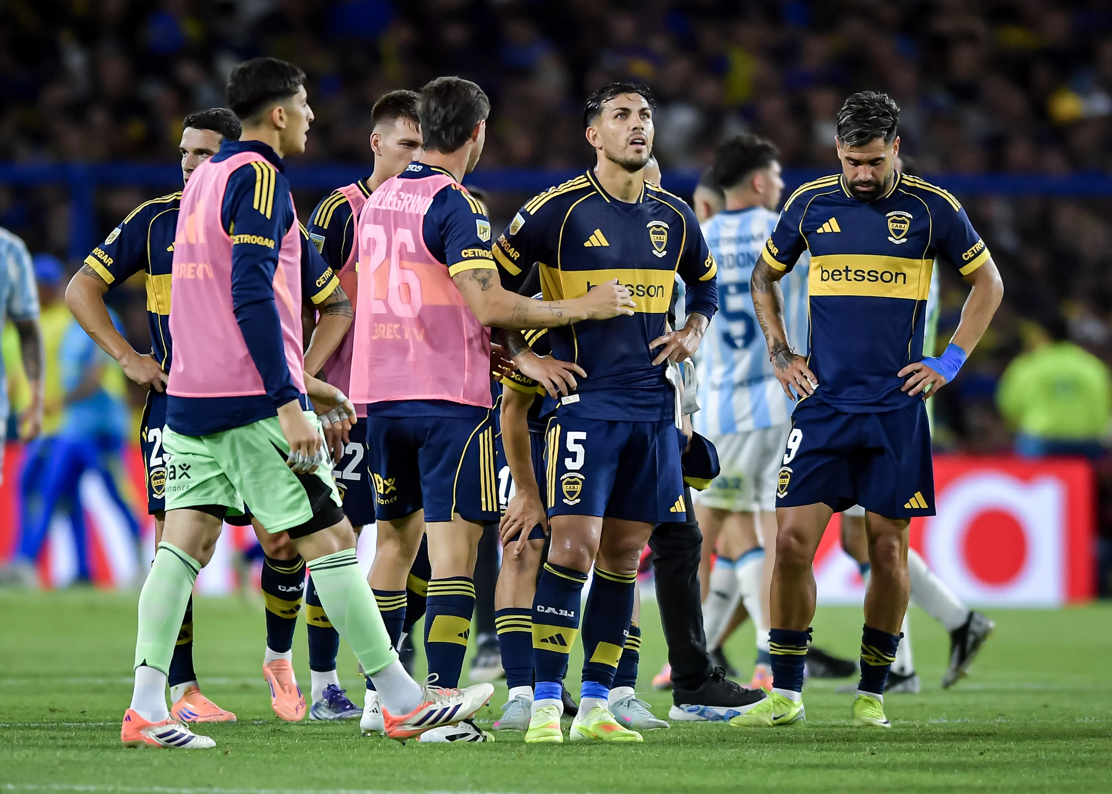 Leandro Paredes y los jugadores de Boca tras quedar eliminados del Torneo Clausura 2025. (Getty Images)