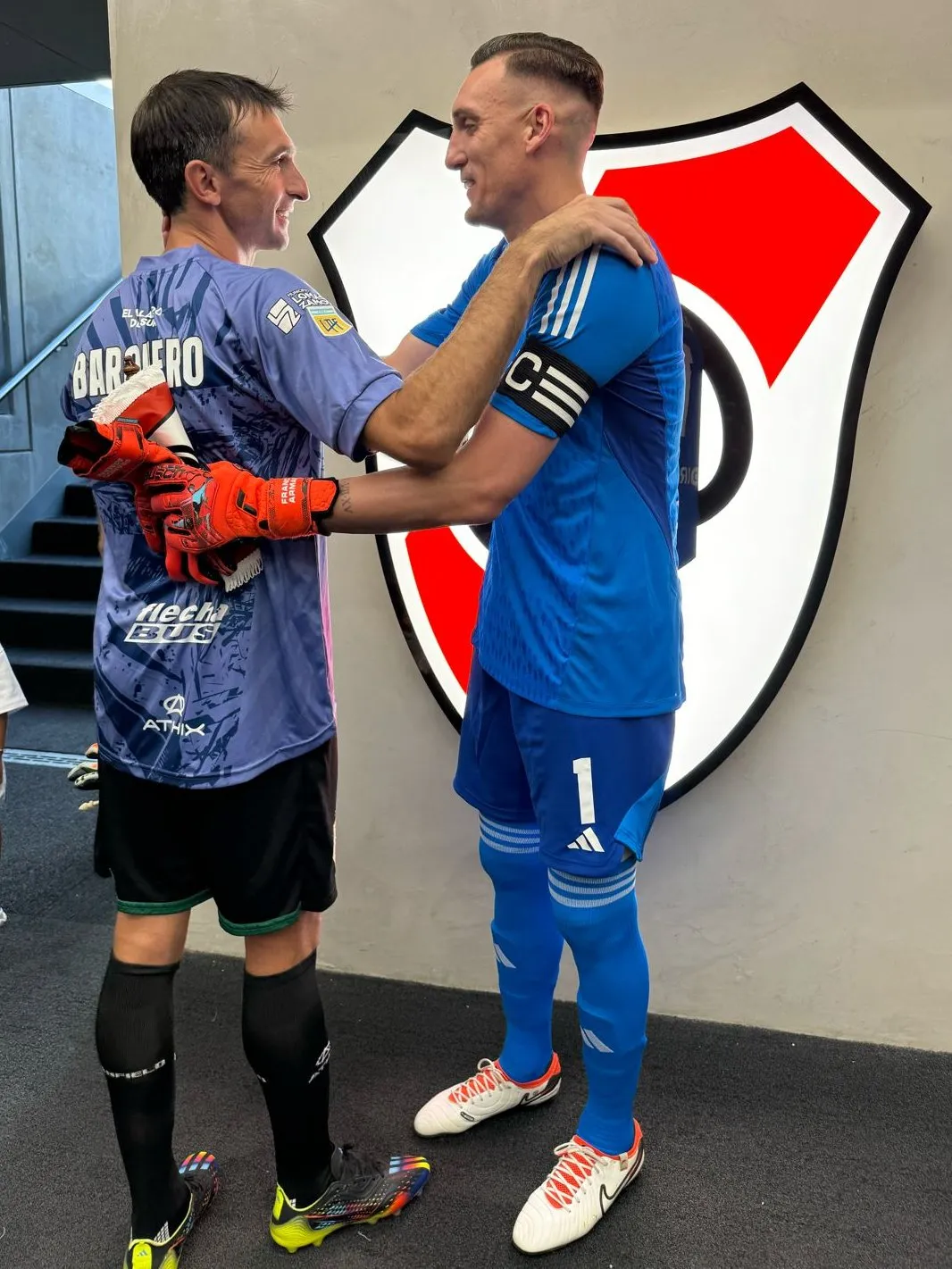 Reconocimiento mutuo entre Barovero y Armani, arqueros campeones de América con River.