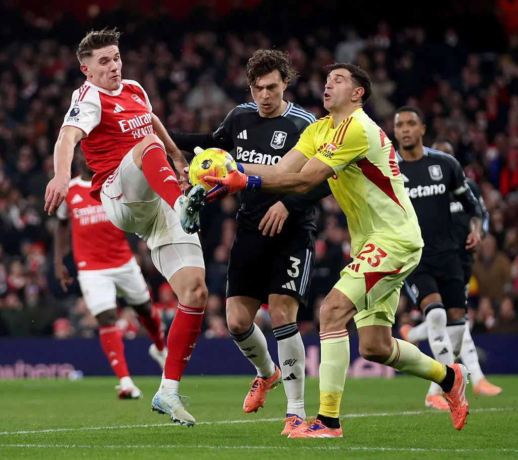 El partido de Dibu vs. Arsenal lo puso en el foco de las críticas. (Getty)